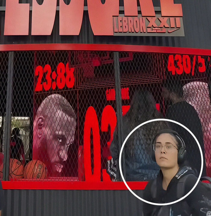 "Worst Sign": Cryptic Messages Sent From Phone Belonging To Woman Who Missed Connecting Flight