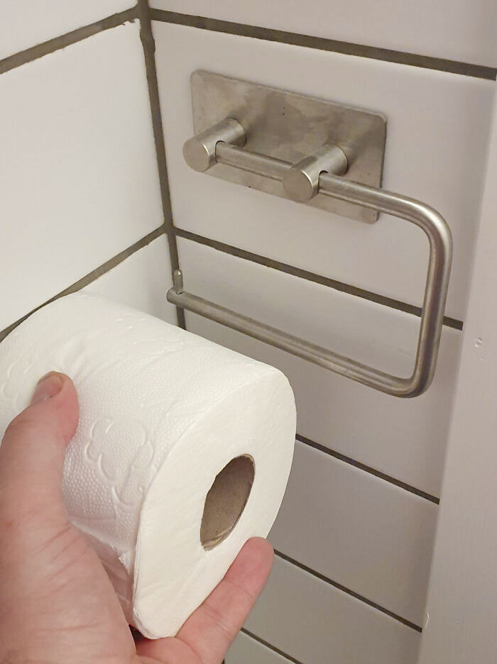 Mi casero instaló este porta papel higiénico. Sí, está pegado a la pared. No, ninguna de las piezas se desprende 