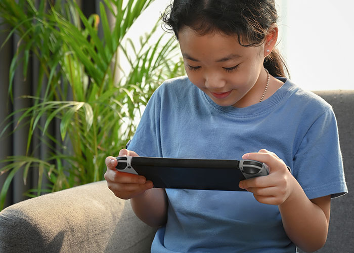 Person Confused Why GF Is So Upset He Took In His 11YO Sister, Kicks Her Out To Avoid More Drama