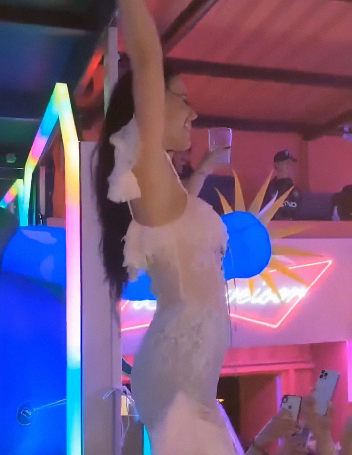 "Her Stylist Must Hate Her": Fan Pulls Hair Extension From Katy Perry’s Head In Wild Video "Her Stylist Must Hate Her": Fan Pulls Hair Extension From Katy Perry’s Head In Wild Video