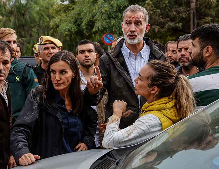 Angry Crowd Throws Mud At Spain’s King Felipe And Queen Letizia Over Number Of Flood Victims Angry Crowd Throws Mud At Spain’s King Felipe And Queen Letizia Over Number Of Flood Victims