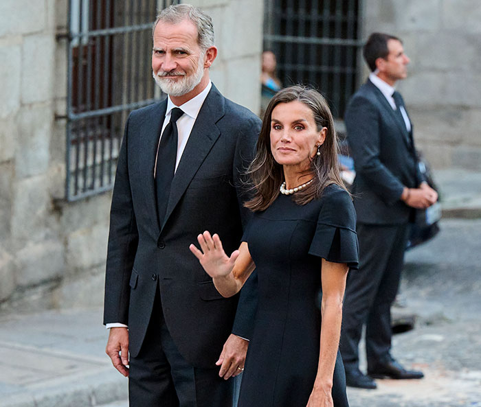 Angry Crowd Throws Mud At Spain’s King Felipe And Queen Letizia Over Number Of Flood Victims Angry Crowd Throws Mud At Spain’s King Felipe And Queen Letizia Over Number Of Flood Victims