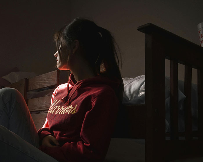 Woman Brings Out Her Husband's Ashes And Bursts Into Tears After Rude Guy's Demands