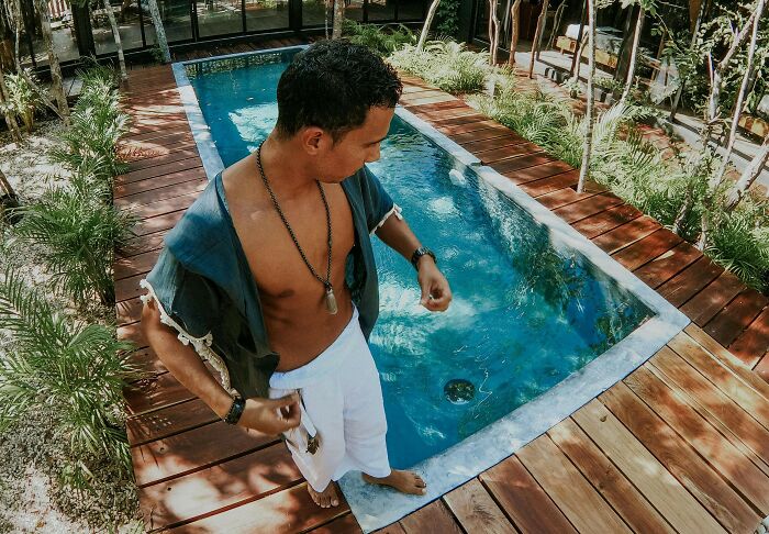 Guy Gets Bulldog To Keep Kids Away From Using His Pool Without Permission, Plan Works Beautifully Guy Gets Bulldog To Keep Kids Away From Using His Pool Without Permission, Plan Works Beautifully