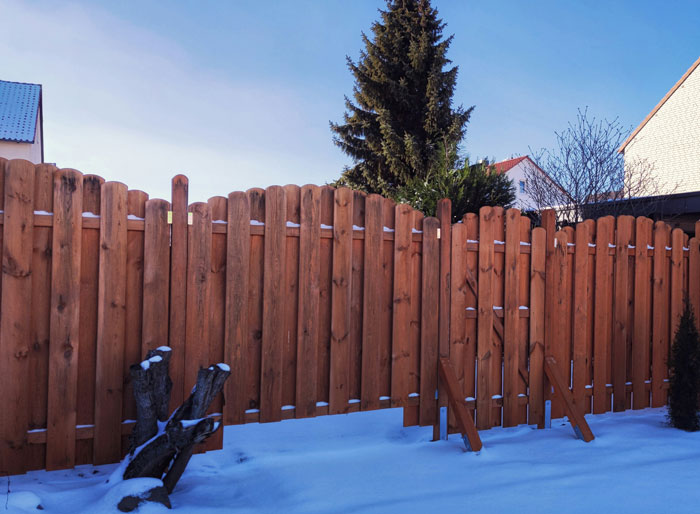 Fence-Hopping Neighbors Treat Private Yard As Public Shortcut, Homeowner Plans To Strike Back Fence-Hopping Neighbors Treat Private Yard As Public Shortcut, Homeowner Plans To Strike Back