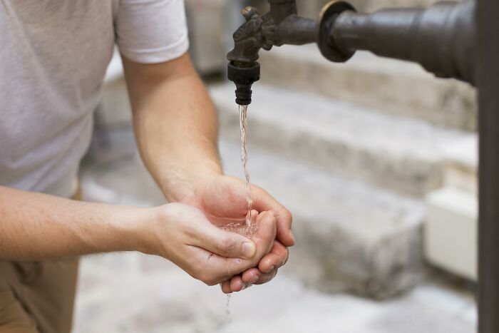 Guy Realizes Cunning Neighbors Are Letting Their Builders Use His Water, He Secretly Locks The Tap
