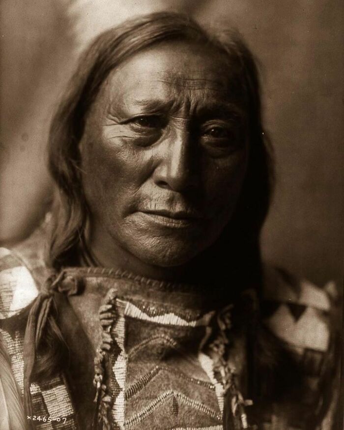 Retrato de Hollow Horn Bear, un hombre de la tribu nativa americana Brulé. 1907