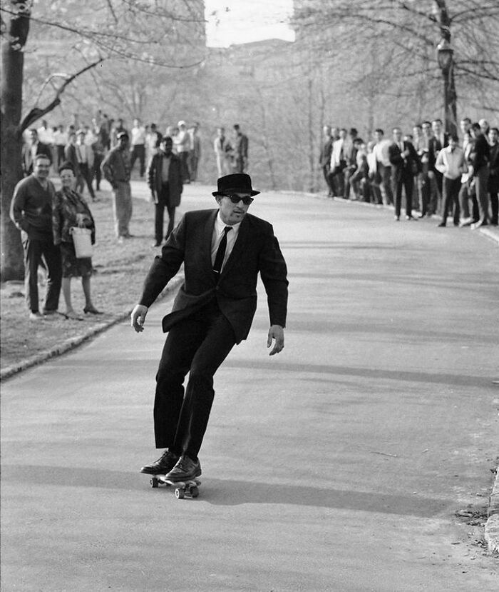 Un skater recorre Central Park en los años 60
