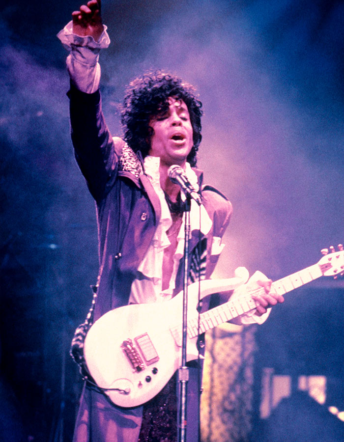 Beyonc&eacute; Goes Topless In Photoshoot, Fans Claim It's A New Album Hint: "Rock Era Loading"