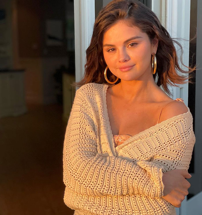 “It’s So Heartbreaking”: Selena Gomez Fans Hit Back At Haters For Criticizing Her Covered Stomach “It’s So Heartbreaking”: Selena Gomez Fans Hit Back At Haters For Criticizing Her Covered Stomach
