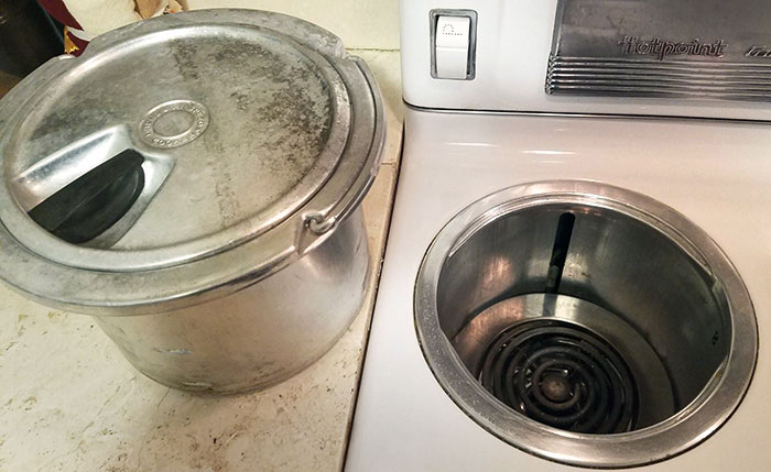 This 1950’s Stove Has A Built In Soup Pot