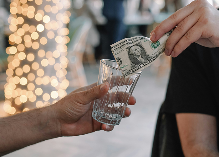 Diner Starts Debate After Waiter Rejects $25 Tip: &ldquo;Tipping Culture Has Gotten Out Of Hand&rdquo;