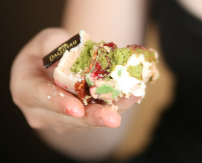 “No One Can Stop Me”: 40 People Confess To The Weirdest Things They Do Living Alone