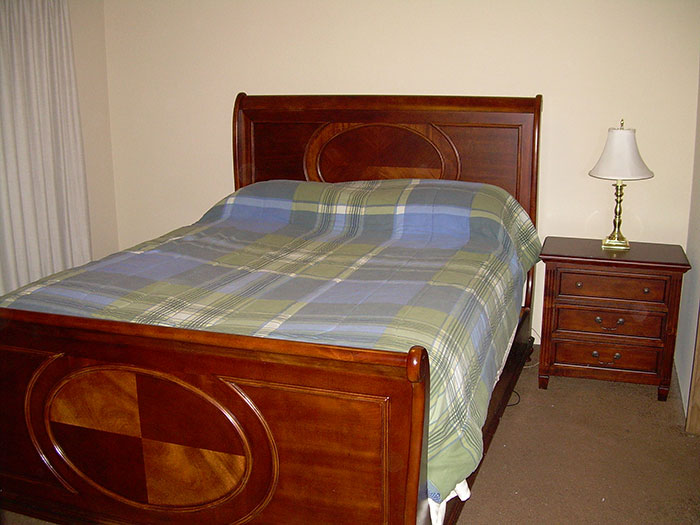 “No One Can Stop Me”: 40 People Confess To The Weirdest Things They Do Living Alone