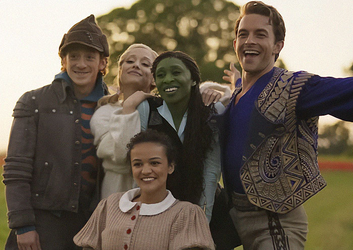 &ldquo;Cheater&rdquo;: Fans Have Harsh Words For Ariana Grande&rsquo;s Boyfriend Ethan Slater