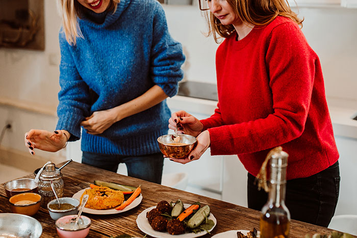 Woman Balks Out Of Thanksgiving After Friend’s Demands Turn “Toxic And Manipulative” Woman Balks Out Of Thanksgiving After Friend’s Demands Turn “Toxic And Manipulative”