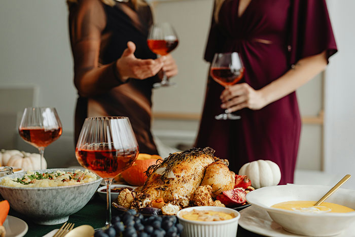 Woman Balks Out Of Thanksgiving After Friend’s Demands Turn “Toxic And Manipulative” Woman Balks Out Of Thanksgiving After Friend’s Demands Turn “Toxic And Manipulative”