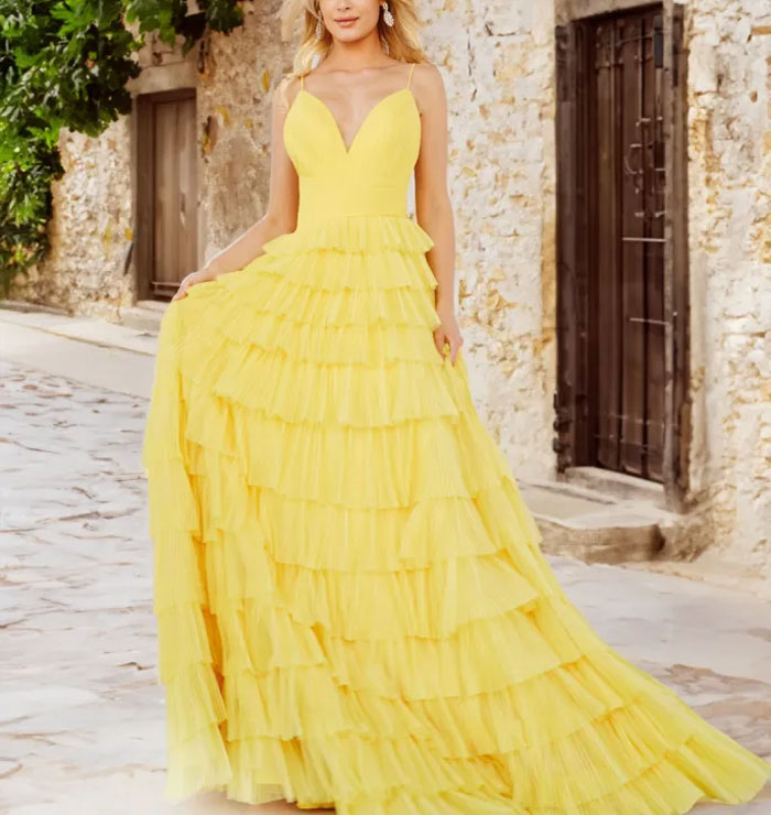 &ldquo;Incredibly Embarrassed&rdquo;: Woman&rsquo;s Dress Changes Color At The Wedding, Is Told To Get Out