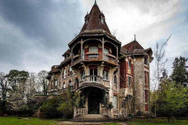 Manoir Colimaçon: An Abandoned Beauty, Near Paris, France