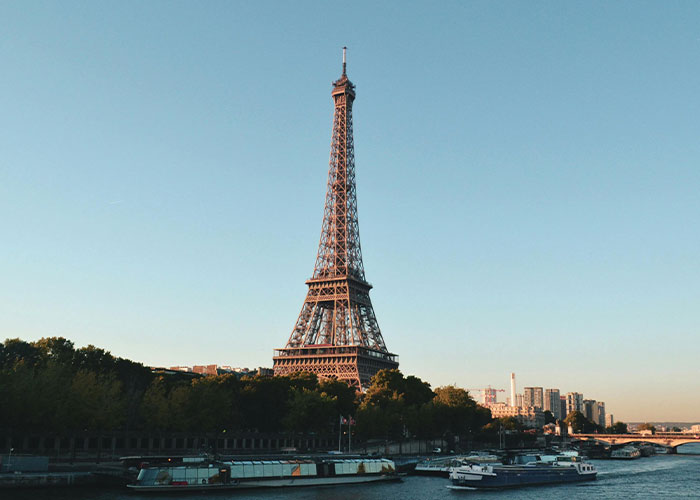 30 Hilarious Ways People Around The World Clock An American Instantly