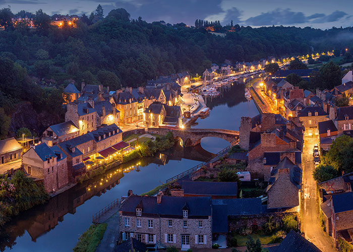 30 Hilarious Ways People Around The World Clock An American Instantly