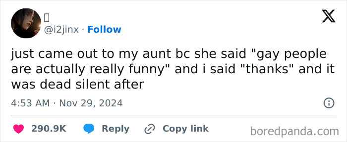 Hilarious Thanksgiving tweet about coming out to an aunt, resulting in an awkward silence.