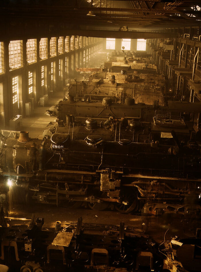 Historic locomotive depot in an early color photo, showcasing industrial scenes from 100 years ago.