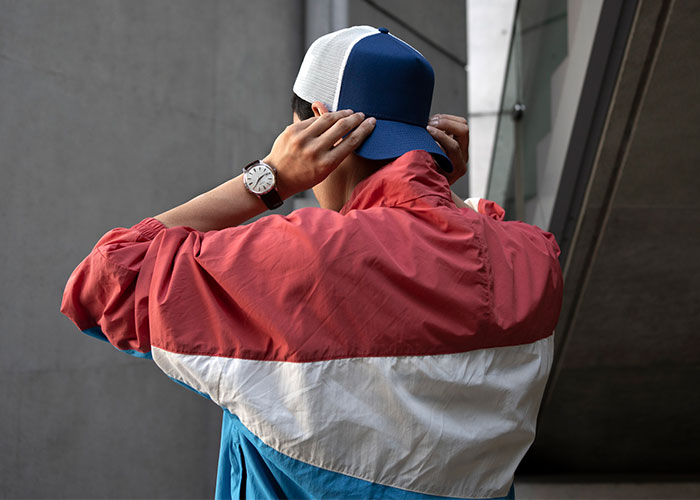 30 Hilarious Ways People Around The World Clock An American Instantly