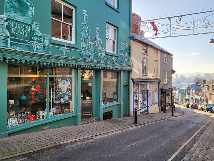 The World&rsquo;s 1st Poetry Pharmacy Cures People&rsquo;s Hearts, Minds, And Souls With Extraordinary Pills