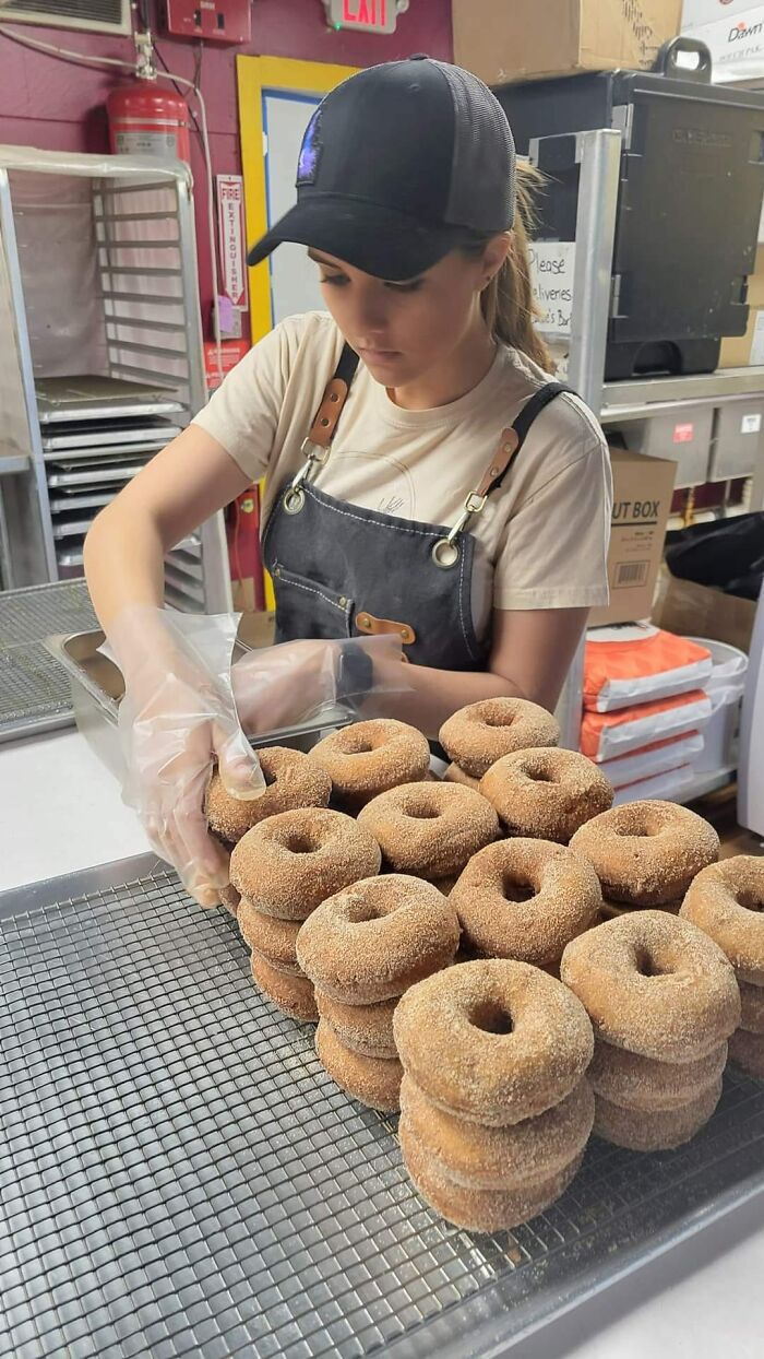 This Local Donut Shop Waiting Line Always Starts Behind A Cat Who’s Obsessed With Sweet Treats This Local Donut Shop Waiting Line Always Starts Behind A Cat Who’s Obsessed With Sweet Treats