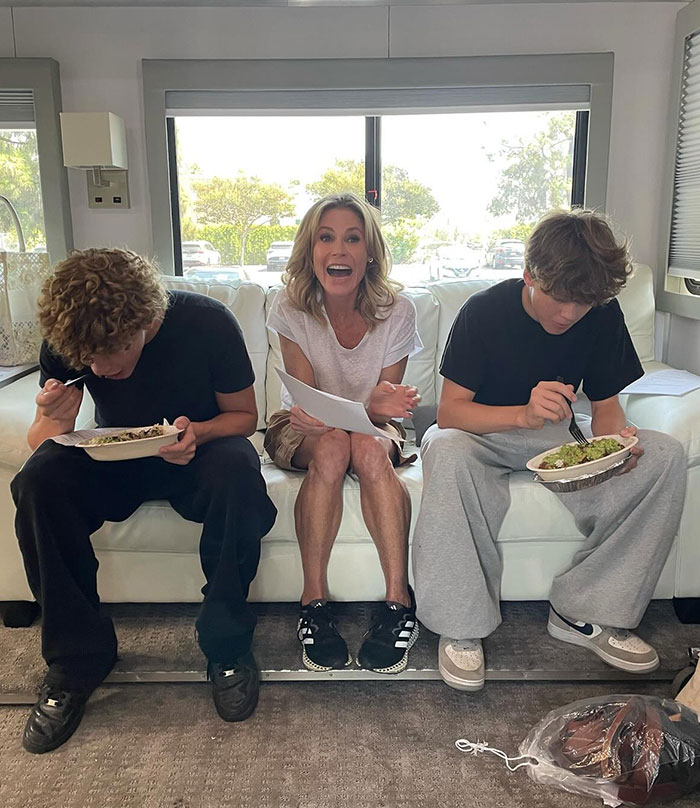 &lsquo;Modern Family&rsquo; Siblings Julie Bowen, Jesse Tyler Ferguson Rush Kids To The ER On Thanksgiving