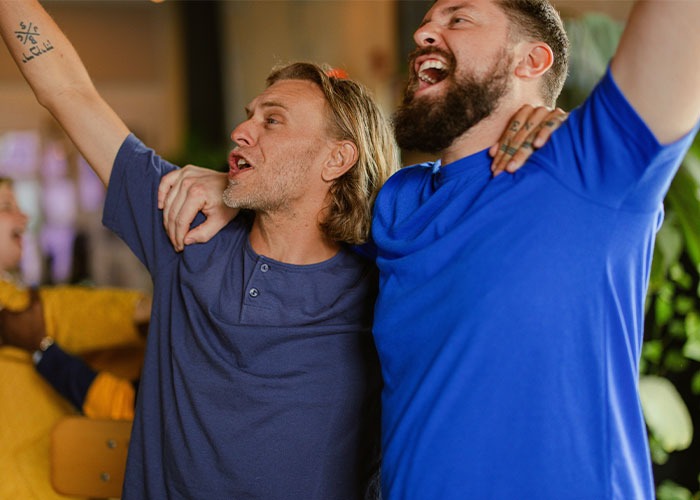 30 Hilarious Ways People Around The World Clock An American Instantly