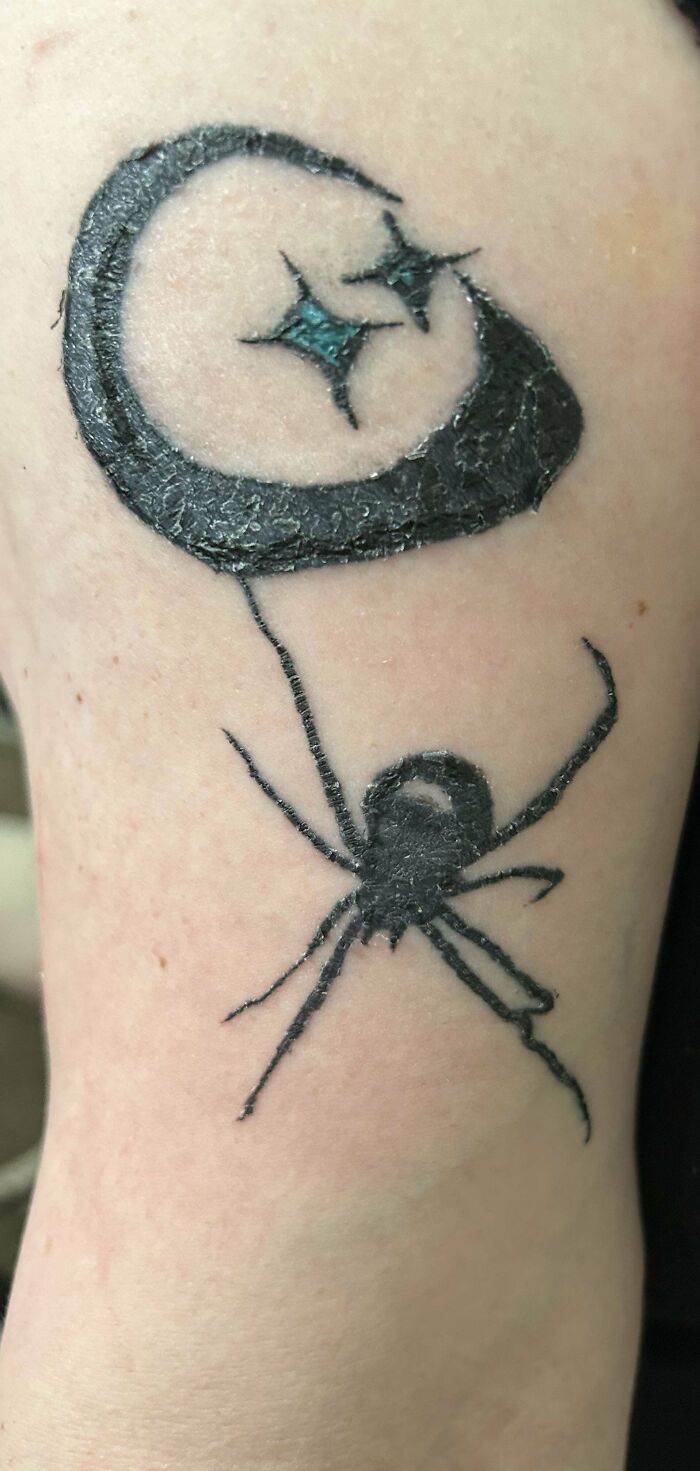 Spider and moon tattoo fail with funny mismatched shapes on skin.