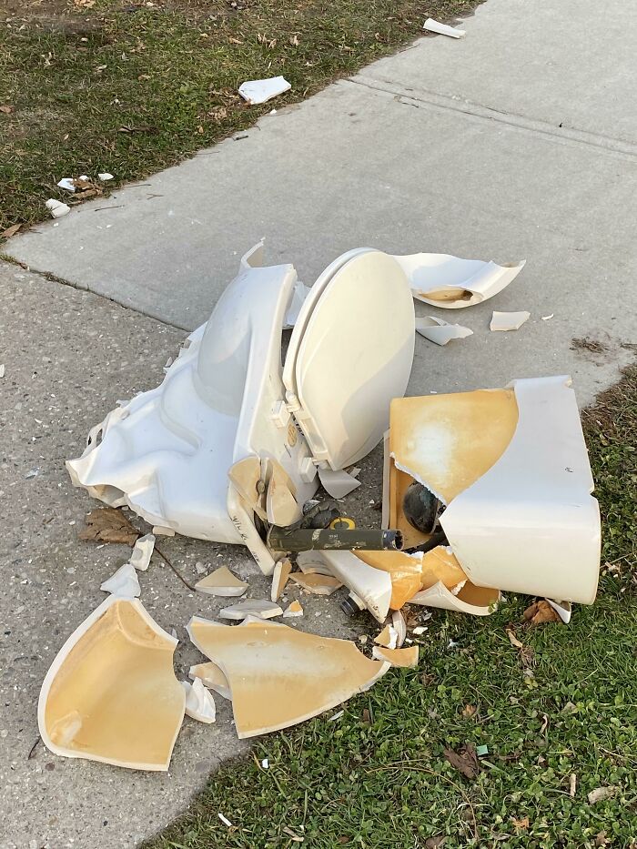 Nada como un retrete roto en medio de la acera para recordarme lo bonito que es el barrio en el que vivo.