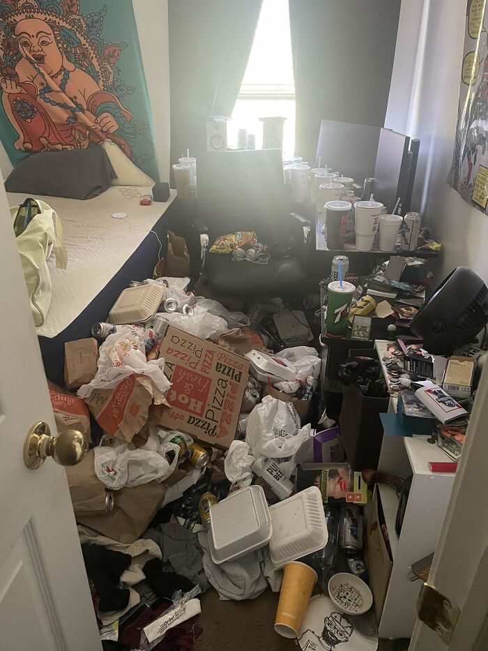 Eché a mi compañero de piso. Esta era su habitación, así que puedes imaginar cómo trataba el resto de la casa. Realmente asqueroso, y realmente triste.