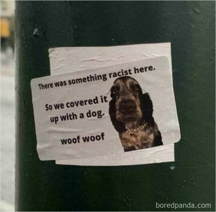 "Había algo racista aquí. Así que lo hemos tapado con un perro. Guau guau"