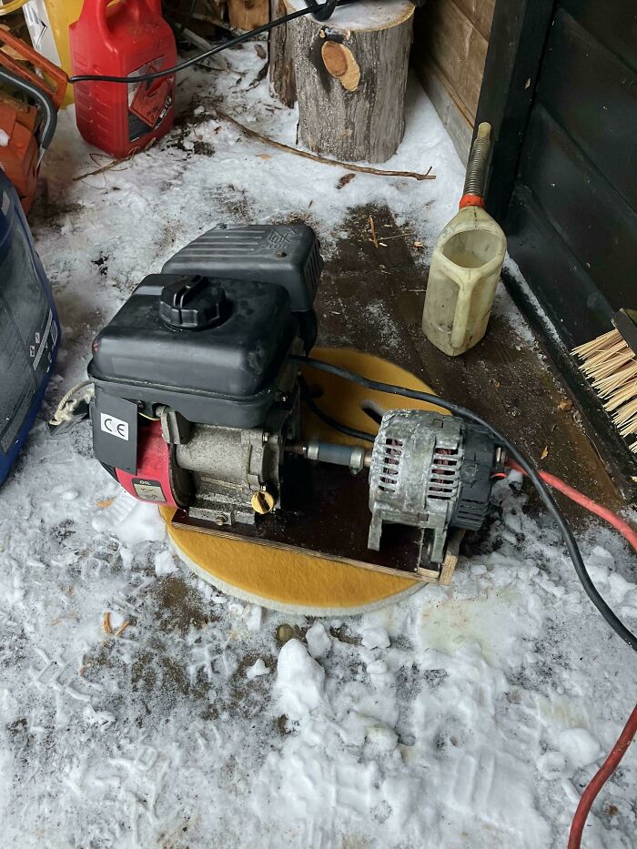 Charging The Off-Grid Batterypack With This Homemade Generator Built From A Car Alternator And A Power Washer Engine