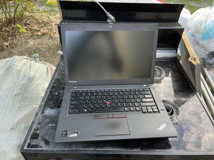 Dumpster diving treasure: a Lenovo ThinkPad laptop found in the trash, in good condition.