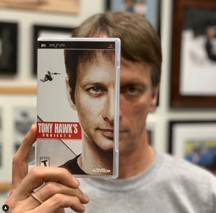 Hombre sosteniendo juego de PSP Tony Hawk's Project 8, con rostro alineado entre caja y persona en imagen divertida viral.