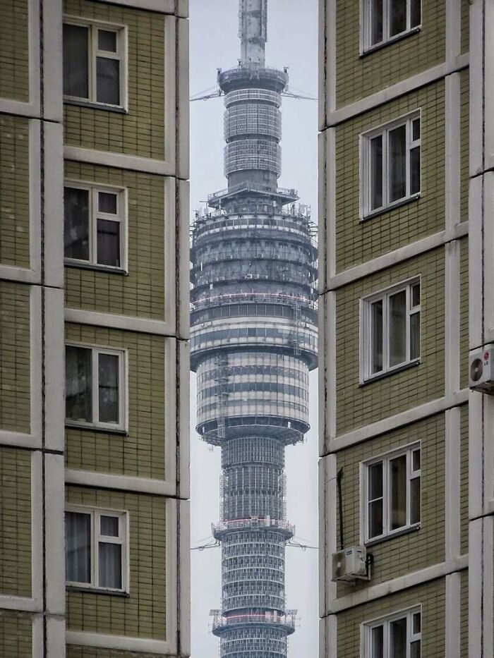Urban hell: a massive tower framed by two buildings, creating a dystopian cityscape impression.
