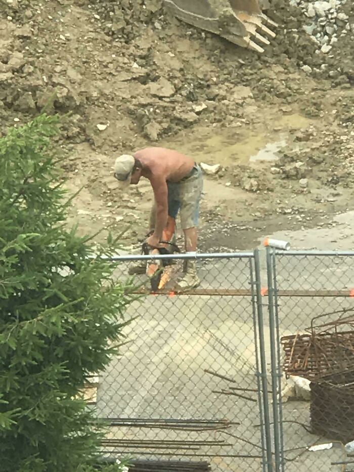 Saw From The Office Window Of The Safety Oriented Construction Company I’m Working For. This Is Some Nonunion Company Putting Up A New Building Next Door. I’m A Piledriver By Trade And I Thought This Guy Is An Idiot. How Many Problems Do You See With This?
