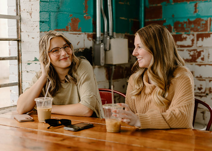 30 Hilarious Ways People Around The World Clock An American Instantly