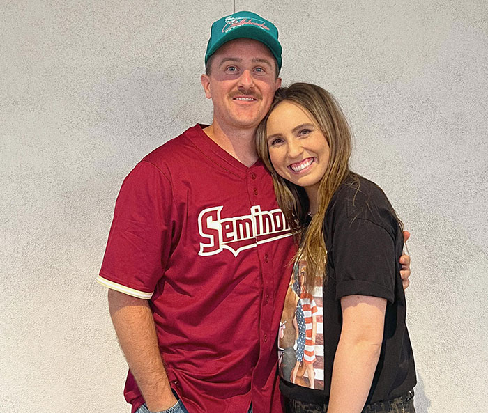 &ldquo;Poor Mamma&rdquo;: The Internet Is Divided Over Family&rsquo;s Controversial Holiday Card Photo