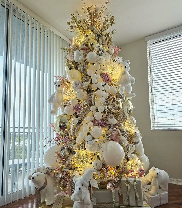 A festive Christmas tree decorated with white ornaments and polar bear figures, creating a cozy holiday atmosphere.