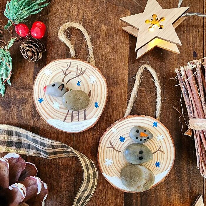 Handmade ornaments with pebbles on wooden slices for Creative DIY Christmas Decorations.