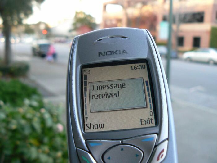 Old Internet feel pic of a classic Nokia phone displaying "1 message received" on its screen.
