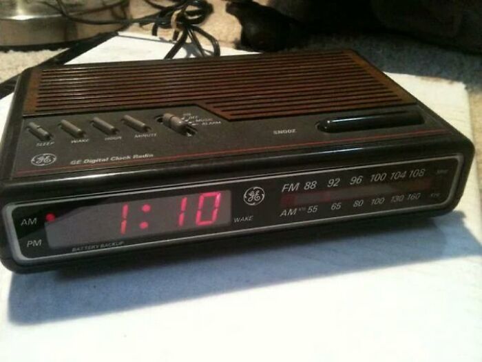 Vintage clock radio with an old-internet feel, displaying the time 1:10 with AM and FM dials in a retro design.