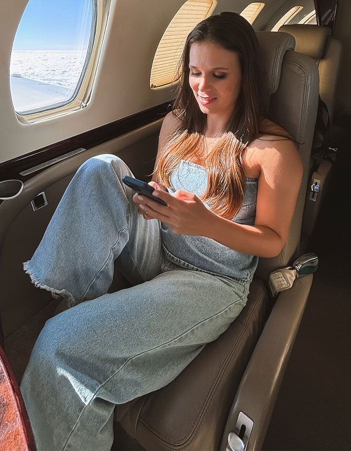 Mother&rsquo;s Attempt To Shame Woman Over Plane Seat Backfires, Turning Her Into A Viral Influencer