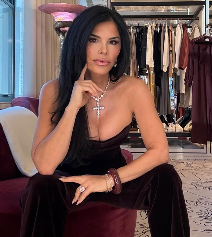 Lauren Sánchez Slammed Over "Inappropriate" See-Through Outfit To Promote Children’s Book Lauren Sánchez Slammed Over "Inappropriate" See-Through Outfit To Promote Children’s Book