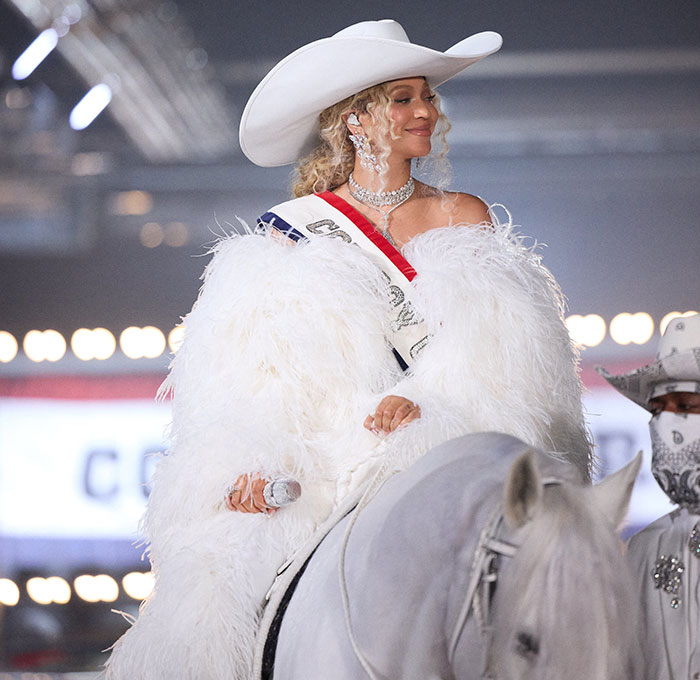 &ldquo;Can I Get A Refund?&rdquo;: Beyonc&eacute;&rsquo;s NFL Halftime Show Leaves Fans Furious